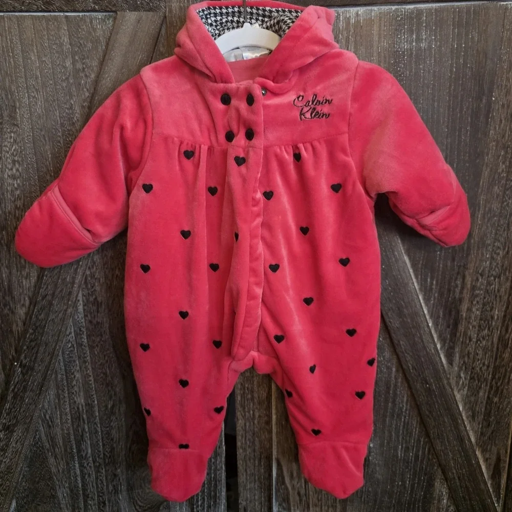 Calvin‎ Klein Snowsuit Infant Size 0-3 Months Pink Black Hearts Herringbone Hood